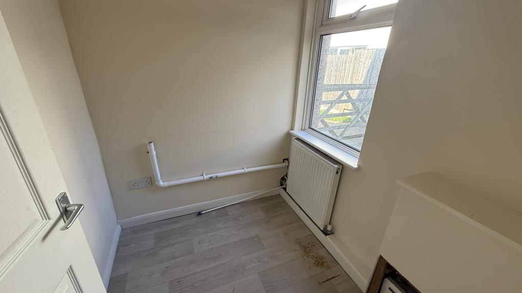 Lot: 127 - VACANT SEMI-DETACHED HOUSE AND ANNEXE - Internal view of utility room in main house